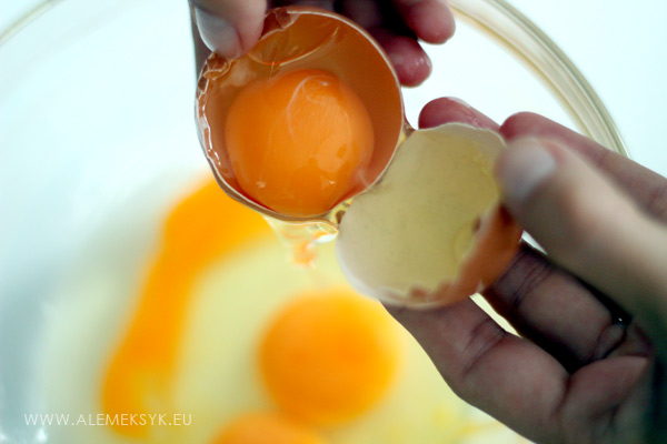omlet-z-kurkami-jajka