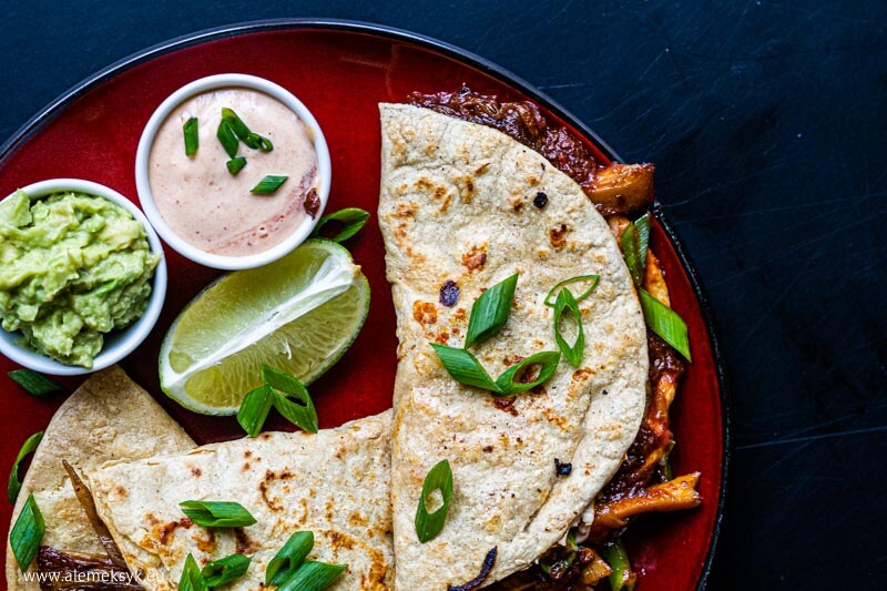 Quesadilla z boczniakami i chipotle - pomysł na wegetariańskie danie w stylu meksykańskim