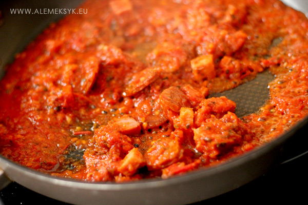 casserole-makaronowe-pomidory-na-patelni-2