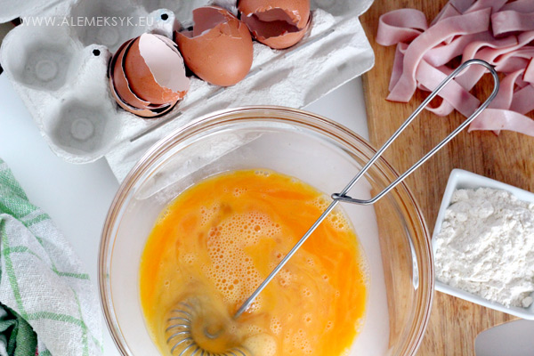 omlet-z-kurkami-jajka-roztrzepane