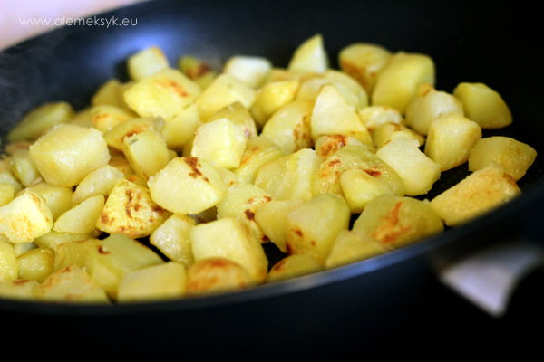patatas-bravas-ziemniaki-smazenie