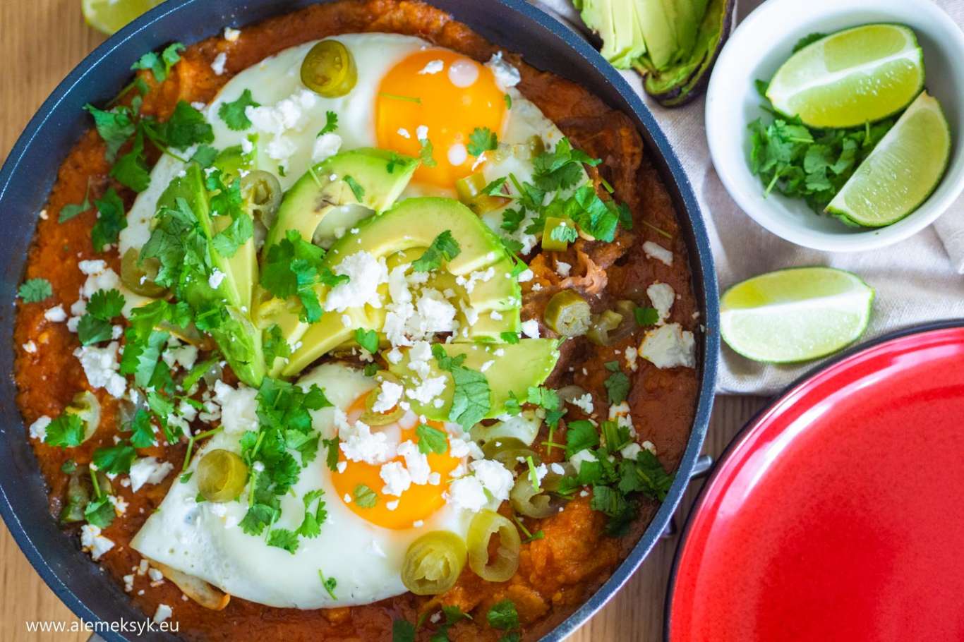 Chilaquiles rojos - przepis na świetne meksykańskie śniadanie