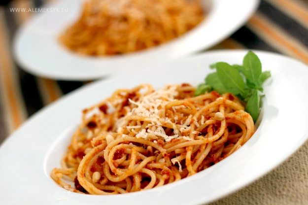 Makaron spaghetti z czerwonym pesto