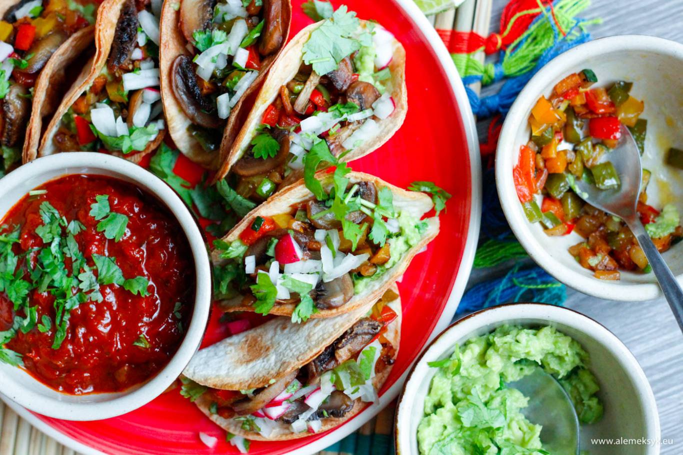Chrupiące mini tacos z warzywami i pieczarkami