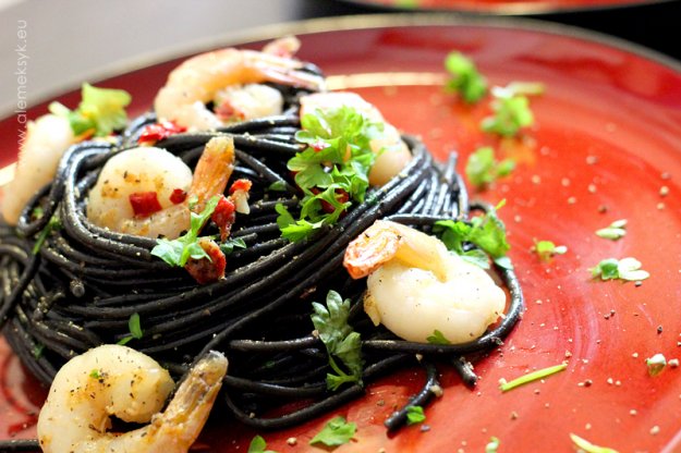 Czarne spaghetti aglio olio z krewetkami