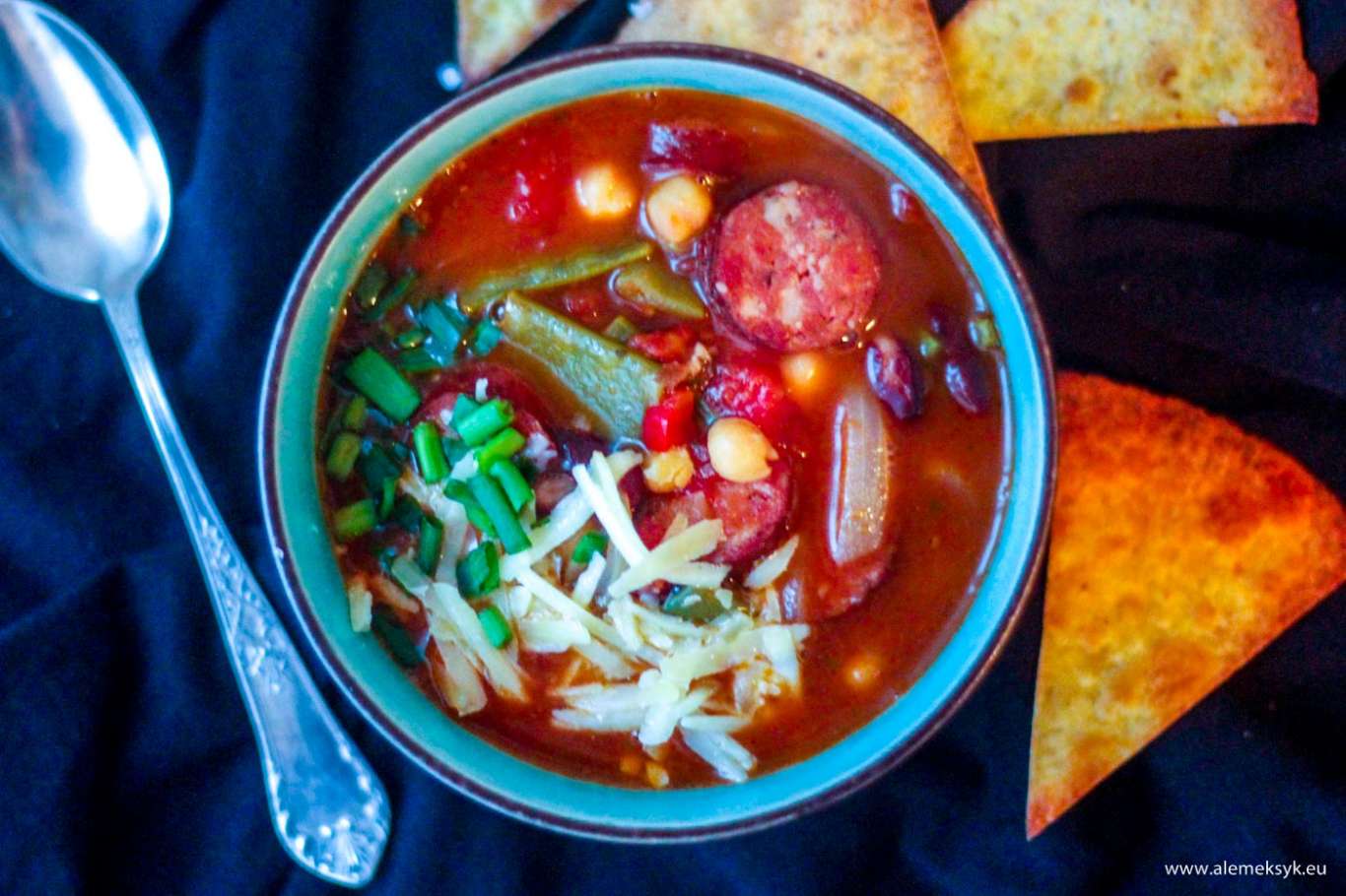 Ostra zupa meksykańska z kiełbasą i cieciorką – rozgrzewająca i sycąca