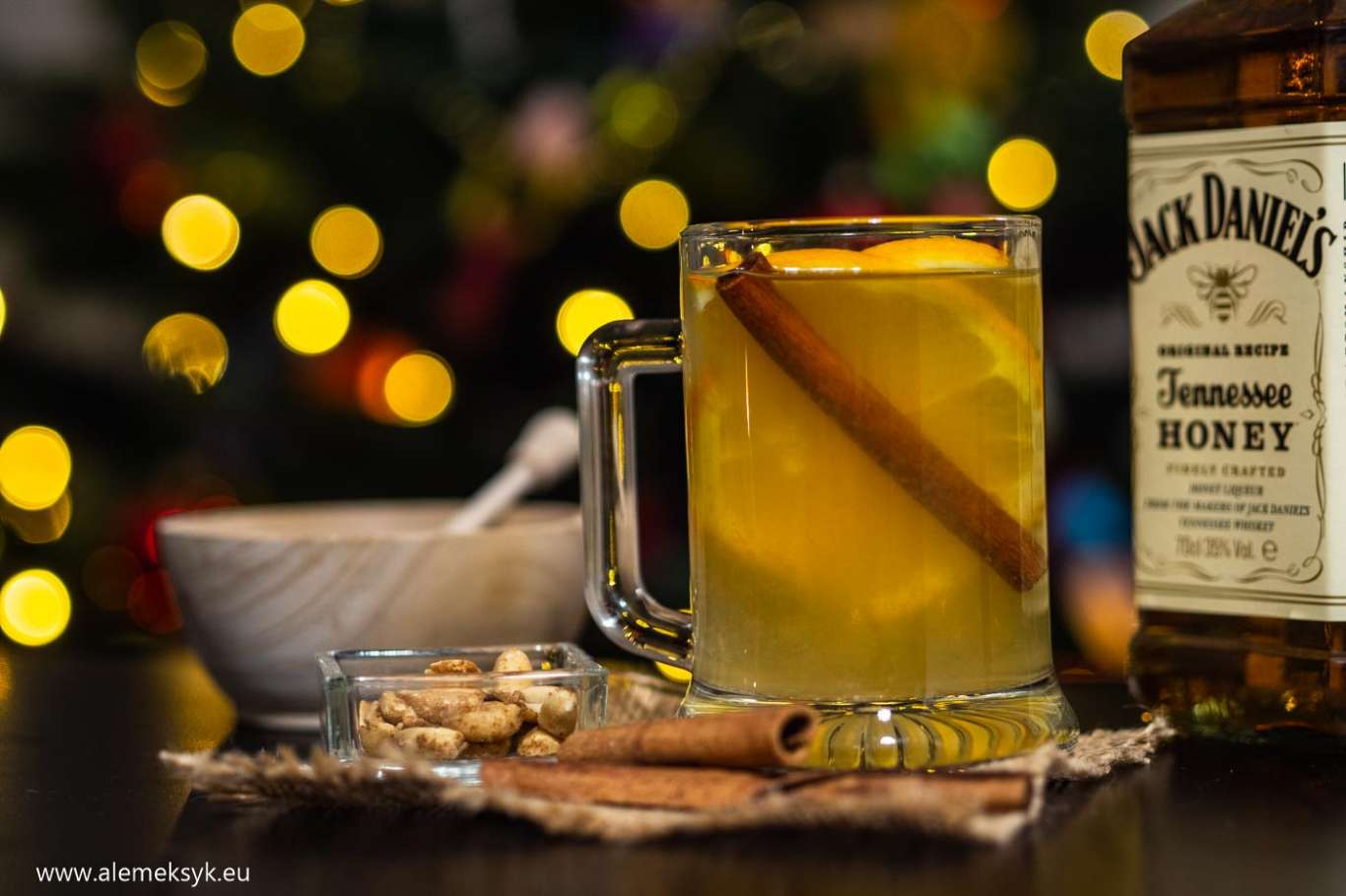 Hot Toddy na bazie whiskey Jack Daniel’s Honey – szybki i prosty grzaniec na chłodne wieczory