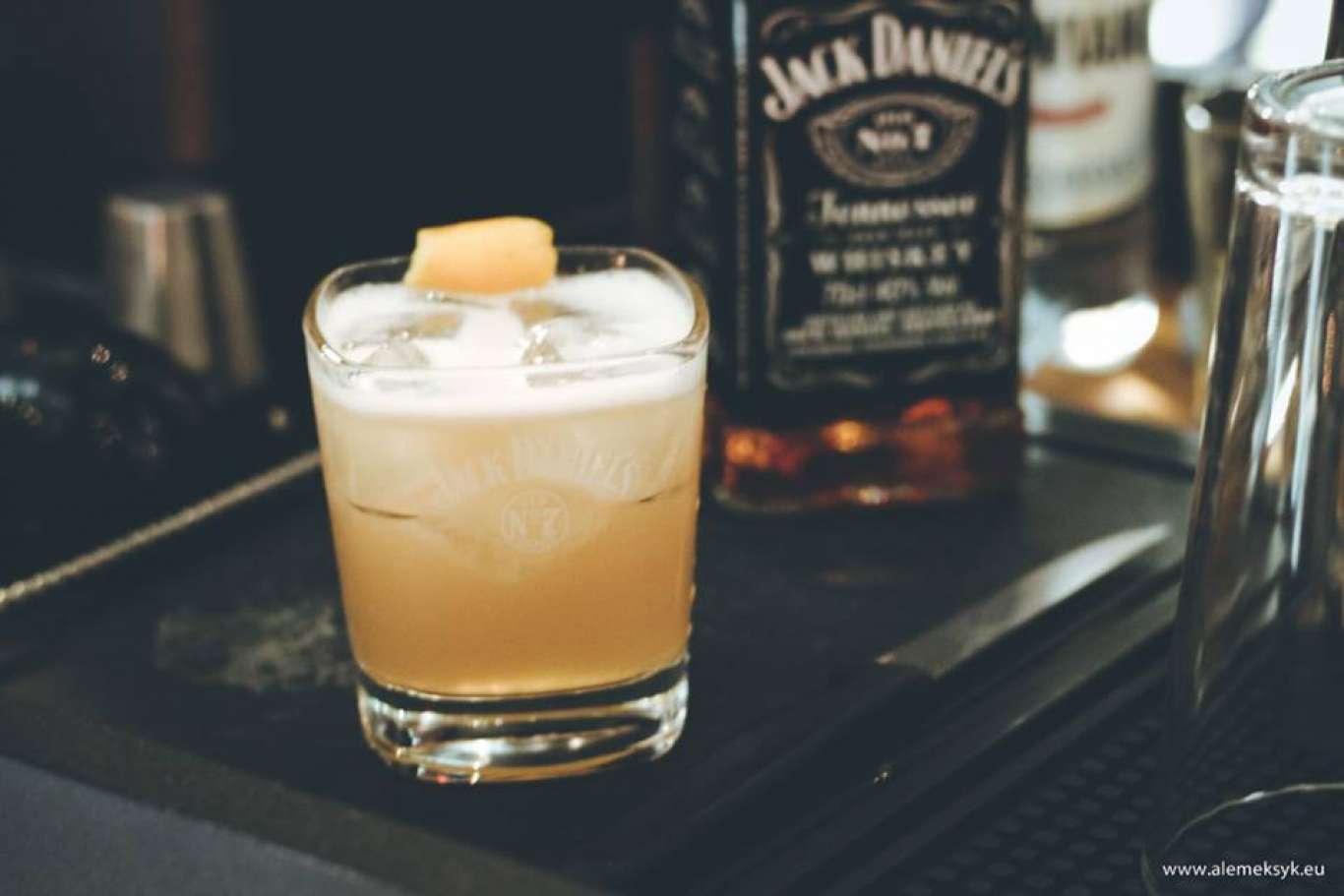 Klasyczny drink Whiskey Sour na bazie Jack Daniel&#039;s