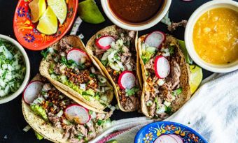 Tacos z siekaną łopatką wołową i pikantną salsą macha - kwintesencja Meksyku w jednym daniu