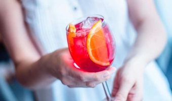 Martini Fiero i tonic –  cytrusowo-ziołowy aperitif idealny na lato
