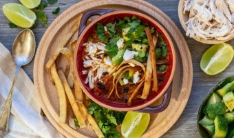 Sopa azteca – pikantna meksykańska zupa pomidorowa z chrupiącymi paskami tortilli