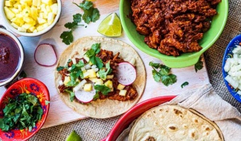 Tacos cochinita pibil z polędwicą wieprzową - połączenie delikatnego mięsa, cytrusowej marynaty i kukurydzianej tortilli