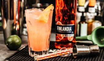 Drink z cytrusową nutą na bazie żurawinowej wódki Finlandia  - przepis na pyszne orzeźwienie