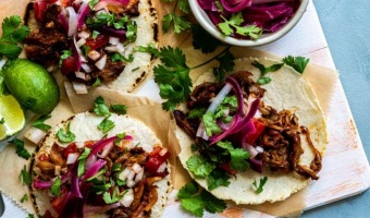 Wegańskie tacos z szarpanym boczniakiem i czerwoną cebulą marynowaną w cytrusach i habanero
