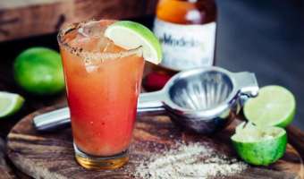 Michelada - meksykańskie orzeźwienie na bazie piwa i soku pomidorowego