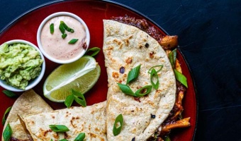 Quesadilla z boczniakami i chipotle - pomysł na wegetariańskie danie w stylu meksykańskim