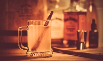 Honey Fire Hot Toddy – Zimowy grzaniec na bazie whiskey Jack Daniel’s