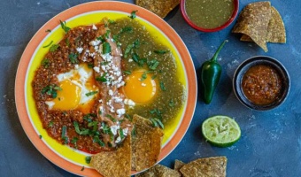 Huevos Divorciados - przepis na meksykańskie śniadanie z jajkami w roli głównej