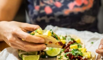 Taco z wieprzowiną w cytrusowej marynacie achiote - mieszanka smaków i aromatów Meksyku