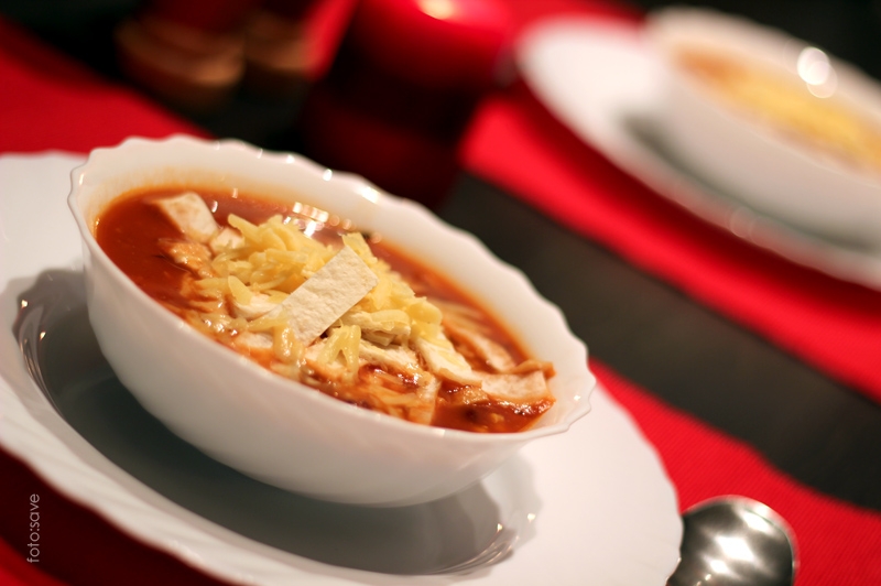 Zupa meksykańska z kurczakiem i tortillą