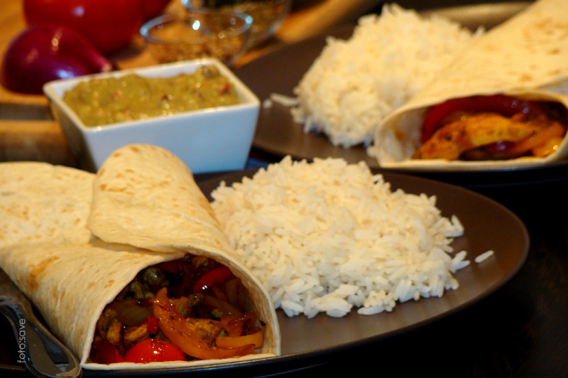 Kolorowe fajitas z ryżem