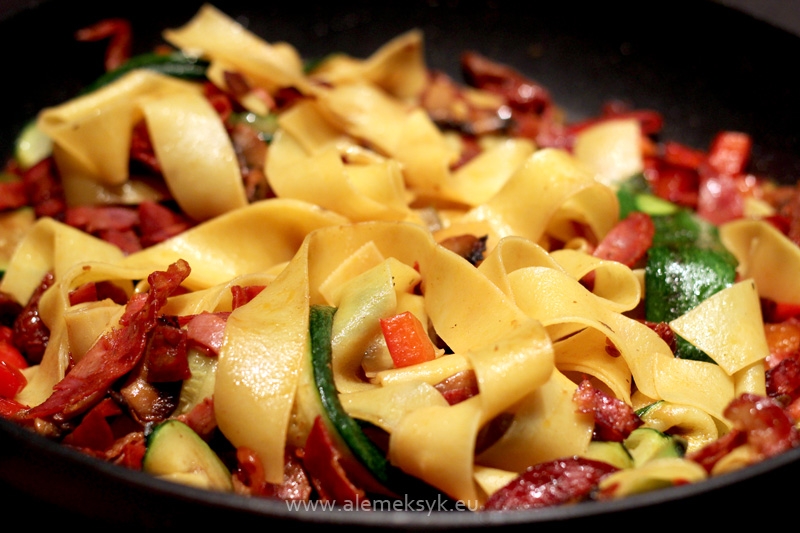 Makaron z chorizo i cukinią