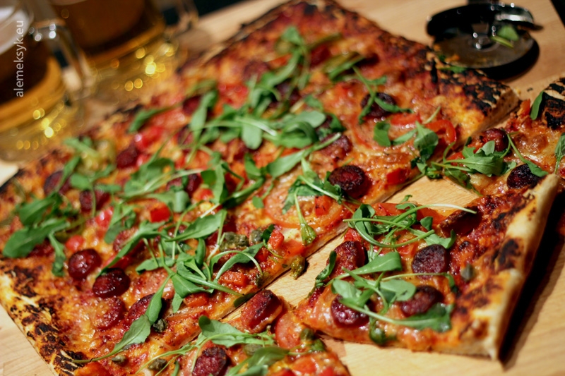 Pizza z chorizo i rukolą