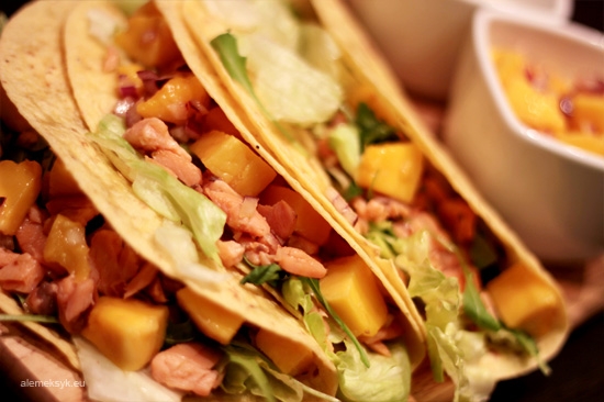 Tacos z łososiem i mango