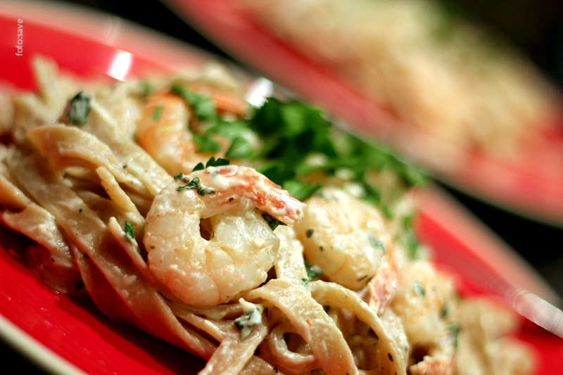 Pikantne krewetki tygrysie z makaronem tagliatelle