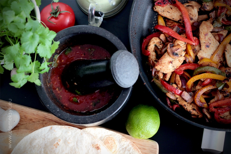 Skwierczące fajitas na patelni