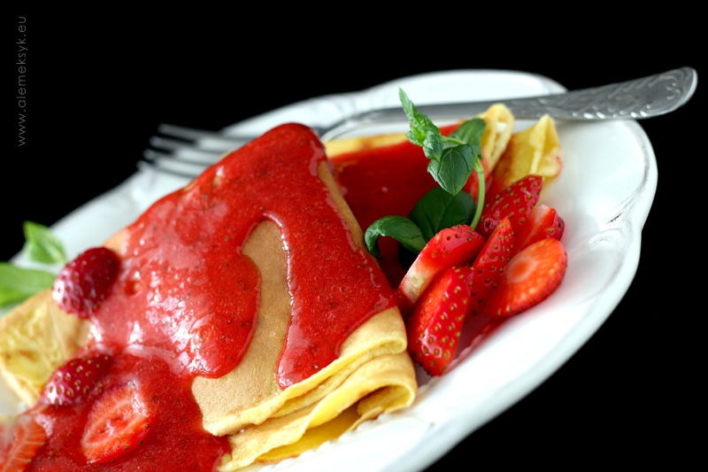 Naleśniki z serem i miętowym musem truskawkowym