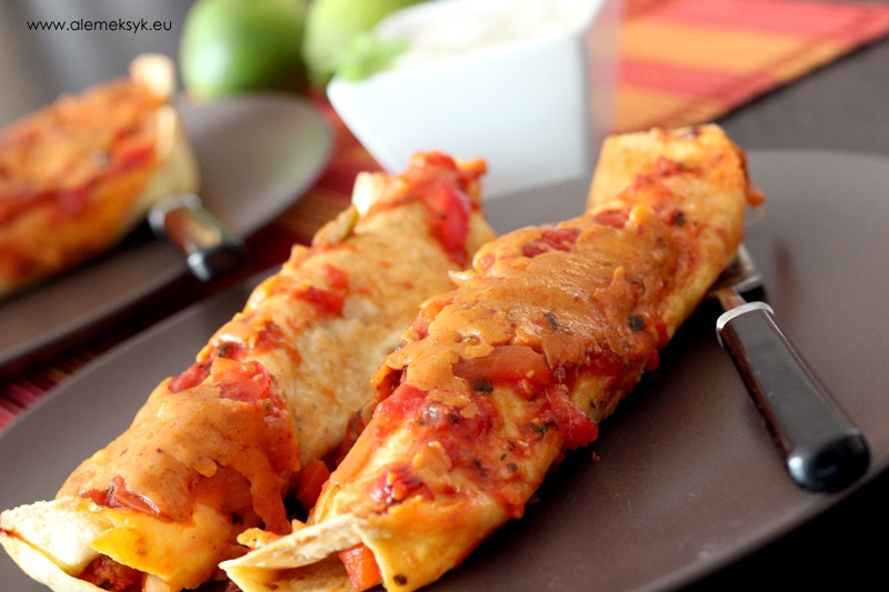 Enchilada z kurczakiem w sosie pomidorowym
