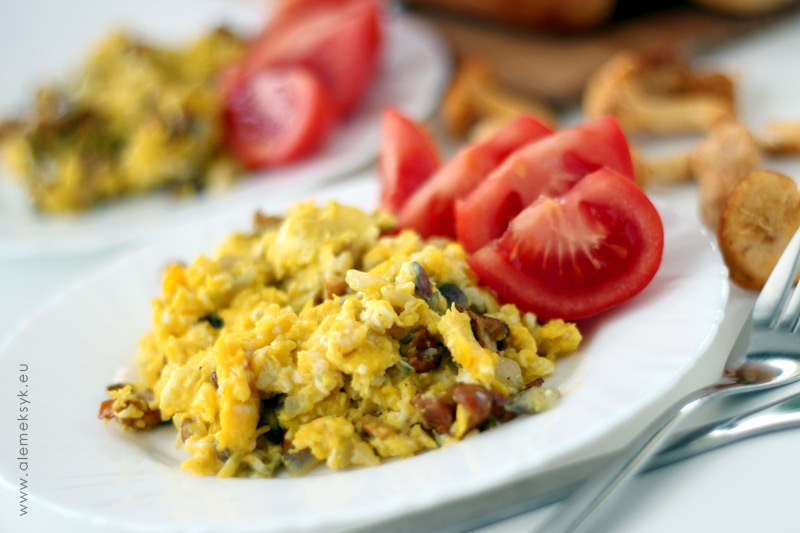 Jajecznica z kurkami na maśle