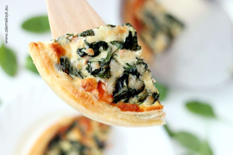 Tarta ze szpinakiem i łososiem na cieście francuskim