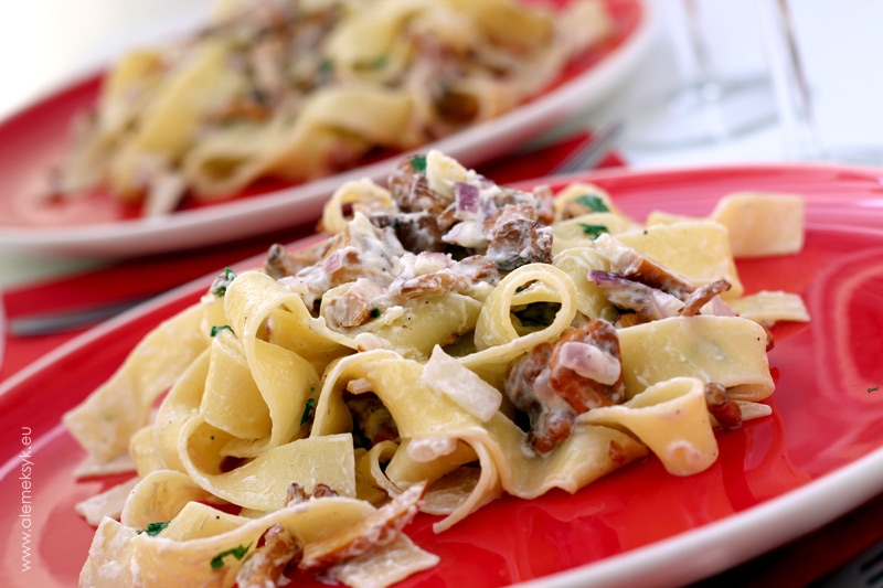 Makaron tagliatelle z kurkami w śmietanie