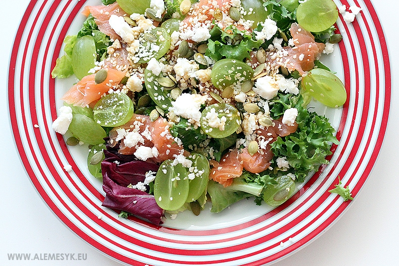 Sałatka z wędzonym łososiem i serem kozim