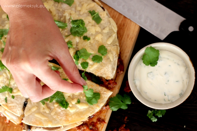 Przekładana enchilada z mięsem mielonym i pieczarkami