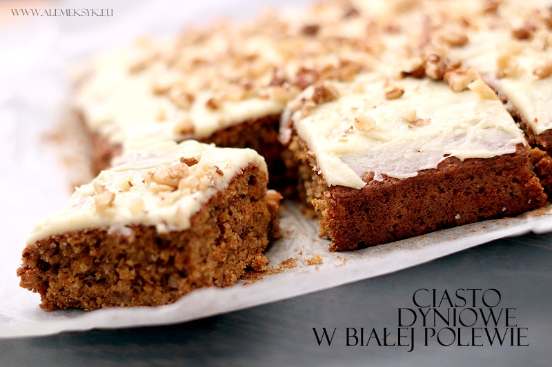 Jesienne ciasto z dyni w polewie z białej czekolady