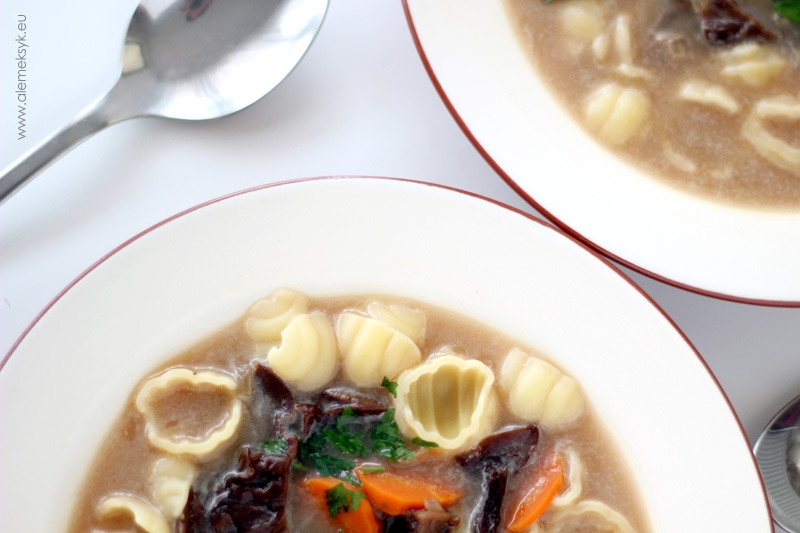 Zupa z suszonych grzybów