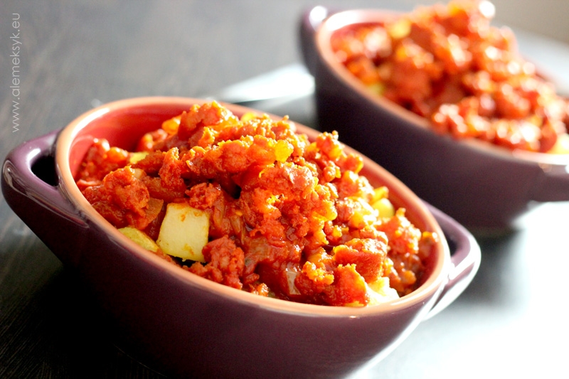 Patatas Bravas czyli ziemniaki w pikantnym sosie pomidorowym z chorizo