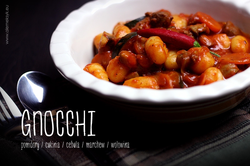 Gnocchi z wołowiną i cukinią w sosie pomidorowym na ostro
