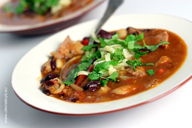 Pikantna zupa z dwoma rodzajami fasoli i kiełbasą