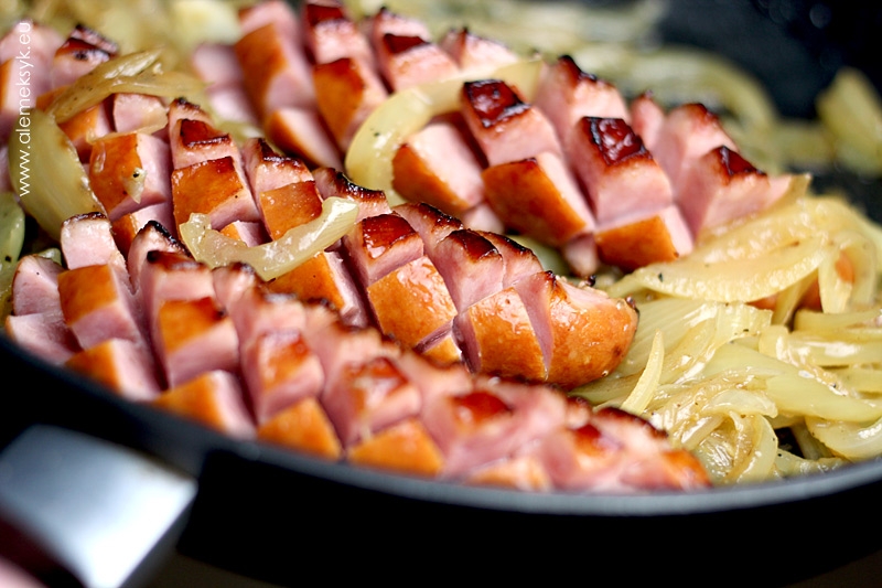Kiełbasa na gorąco z duszoną cebulką