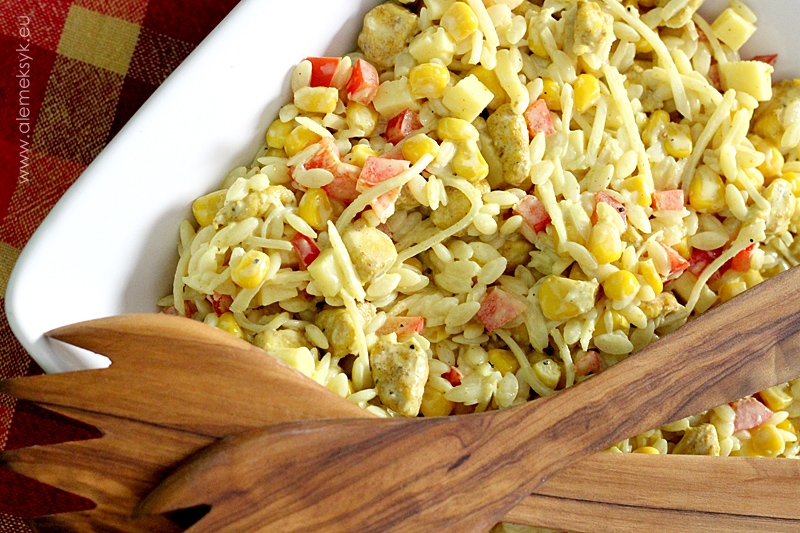 Sałatka z makaronem ryżowym, kurczakiem w curry i ananasem