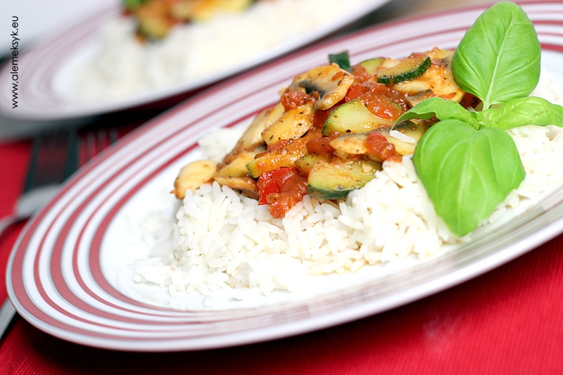 Ryż z cukinią i pieczarkami w sosie pomidorowym
