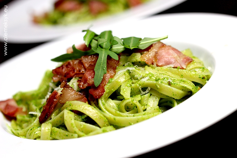 Makaron z pesto z rukoli i boczkiem