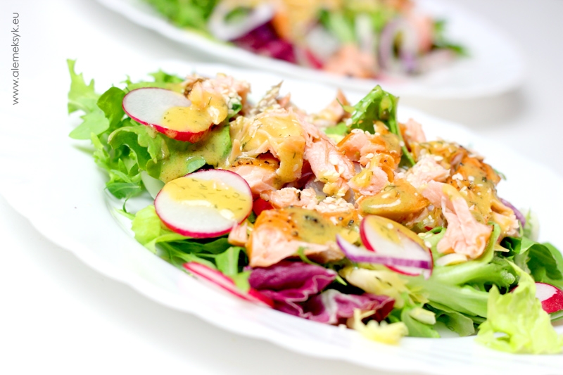 Sałatka z wędzonym łososiem i dressingiem musztardowo-miodowym