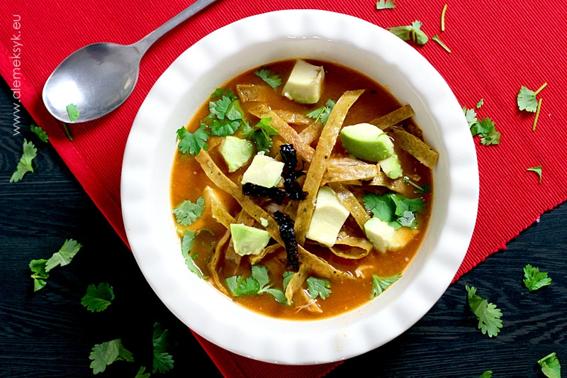 Sopa de tortilla czyli zupa z tortillą i szarpanym kurczakiem