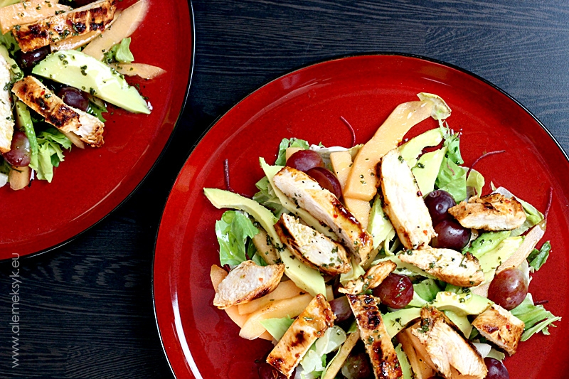 Zdrowa sałatka z grillowanym kurczakiem w limonkowym dressingu