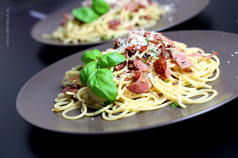 Spaghetti z szynką parmeńską i suszonymi pomidorami